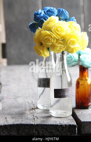 Gracias, grazie in spagnolo, tag e fiori in una bottiglia Foto Stock