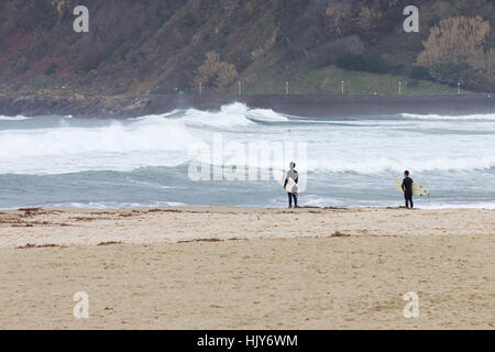 Una coppia di surfers di fronte al mare (Donostia 2017). Foto Stock