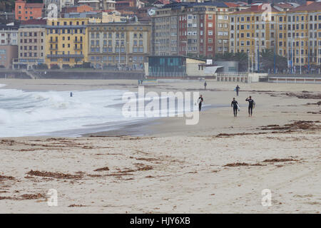 I naviganti in riva alla ricerca di onde (Donostia, 2017). Foto Stock