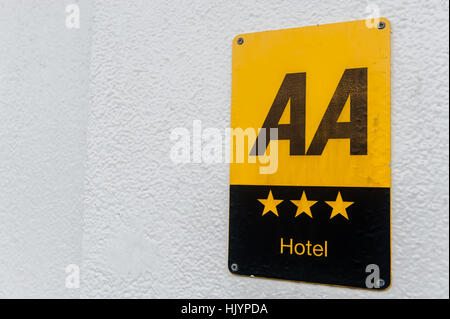 Un AA hotel 3 stelle segno su un muro bianco con copia spazio. Foto Stock
