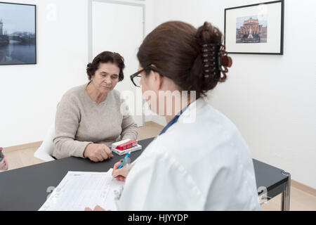 Medico prescrive il farmaco al senior paziente femmina. Visita medica di controllo Foto Stock