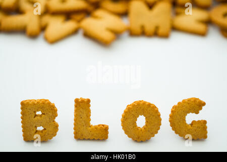 La parola blog creato dalla forma alfabeto i cookie e i biscotti su uno sfondo bianco per un alimento blogger. Foto Stock