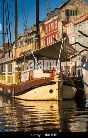 Danimarca, Copenaghen, Oranje a Svenborg ristorante barca ormeggiata accanto a Nyhavn Quay Foto Stock