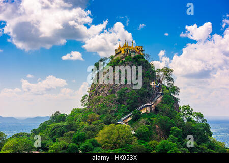 Taung Kalat monastero su Mt. Popa, Myanmar. Foto Stock