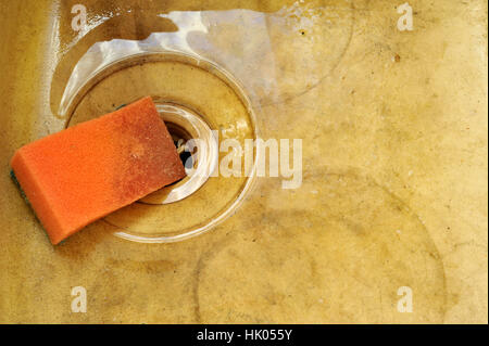 Macchiato e sporco antigienico lavello da cucina con spugna di lavaggio. Foto Stock