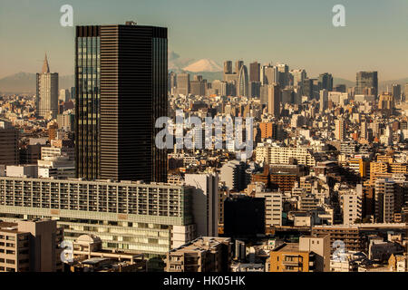 La sovrappopolazione, townscape, grattacieli di Shinjuku e il Monte Fuji, Tokyo, Giappone Foto Stock