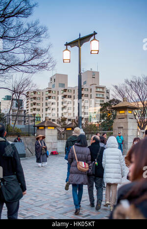 Scena di strada, Harajuku bridge, in background monk, Tokyo, Giappone Foto Stock