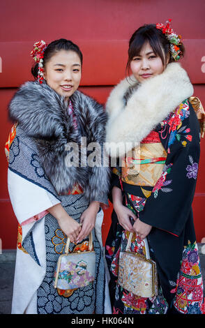 Le donne in furisode kimono, Seijin no hi giorno, celebrazione della venuta di età, secondo lunedì del mese di gennaio, in Asakusa il Tempio di Senso-ji, Tokyo, Giappone Foto Stock