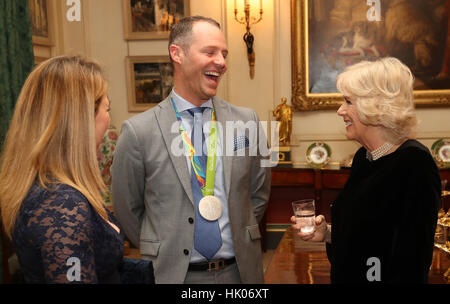 La duchessa di Cornovaglia parla con equestrians Kitty Re (sinistra) e Spencer Wilton come essa ospita un ricevimento per festeggiare il successo della British squadre equestre al 2016 Rio Giochi olimpici e paraolimpici, al Clarence House di Londra. Foto Stock