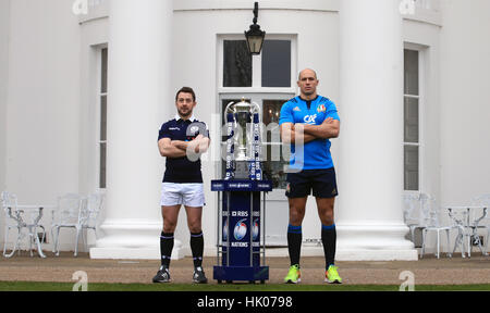 Scozia capitano Greig Laidlaw (sinistra) e in Italia il capitano Sergio Parisse pongono accanto a sei nazioni trofeo durante la RBS 6 Nazioni avvio di Media Player all'Hurlingham Club di Londra. Foto Stock