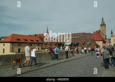 Wurzburg, Germania - 06 Maggio 2015: la vista sul vecchio ponte principale in Wurzburg. Foto Stock