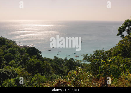 Una vista da apprendere Phomthep Cape a lato leaft sulla giornata di sole, Phuket, Tailandia Foto Stock