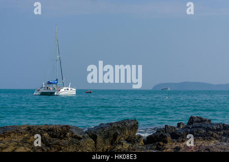 Bellissimo panorama vista mare con catamarano e barca alla spiaggia di Laem Panwa Cape famose attrazioni nell'isola di Phuket, Tailandia Foto Stock