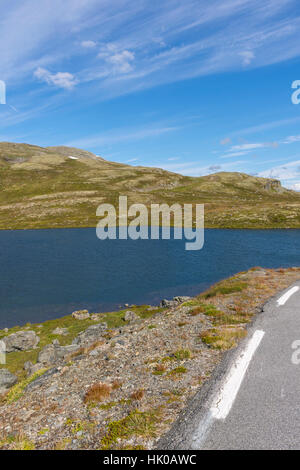 Prati e ghiaccio sul percorso Bjorgavegen in Norvegia Foto Stock