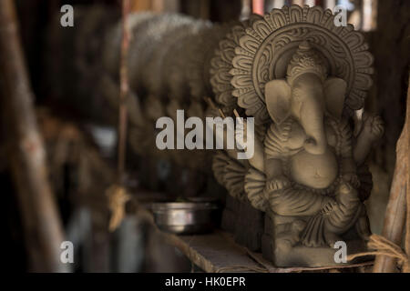 Clay Ganesh statue nelle loro prime fasi, Kumartuli, Calcutta, West Bengal, India Foto Stock