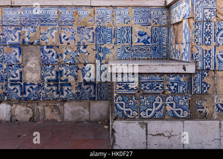 Dettaglio del sedile azulejos, tradizionali piastrelle in ceramica, Miradouro de Santa Luzia. Lisbona, Portogallo Foto Stock