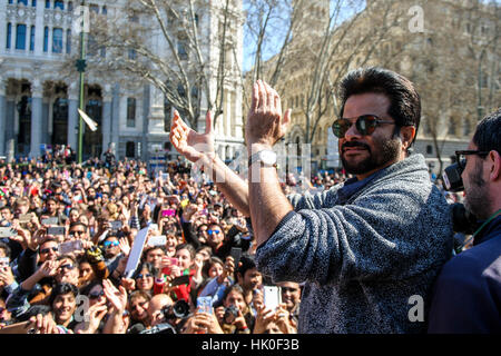 Attore Anil Kapoor partecipare in un stile Bollywood flashmob a Madrid per la presentazione del Film Academy of India 'Woollywood Oscars' awards di Madrid, domenica 13 marzo, 2016. Foto Stock