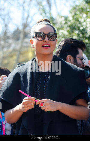 L'attrice Sonakshi Sinha partecipare in un stile Bollywood flashmob a Madrid per la presentazione del Film Academy of India 'Woollywood Oscars' awards di Madrid, domenica 13 marzo, 2016. Foto Stock