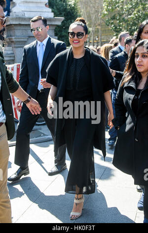 L'attrice Sonakshi Sinha partecipare in un stile Bollywood flashmob a Madrid per la presentazione del Film Academy of India 'Woollywood Oscars' awards di Madrid, domenica 13 marzo, 2016. Foto Stock