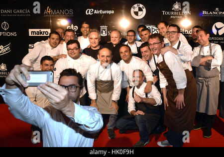 Chef Dani Garcia,Ferran Adria, Angel Leon, Joan Roca, Daniel Humm, Paco Roncero, Ramon Freixa e Albert Adria durante un tributo al mondo i migliori chef Joel Robuchon in Marbella lunedì 18 aprile 2016. Foto Stock