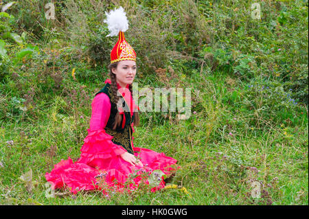 Giovane donna kazaka, il kazako villaggio etnografico Aul Gunny, Talgar città, Almaty in Kazakistan e in Asia centrale Foto Stock