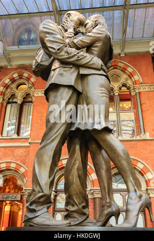 Paolo Giornata di incontro statua, noto come gli amanti, St. Pancras, storico gotico vittoriano stazione ferroviaria, London, Regno Unito Foto Stock