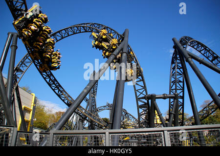 Due carrelli su Alton Tower sorridente Rollercoaster Foto Stock