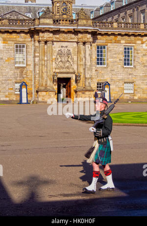 Corpo di guardia del Palazzo di Holyrood House, Edimburgo, Lothian, Scozia, Regno Unito Foto Stock