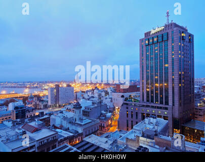 Vista in elevazione del centro della città con il caratteristico edificio del Radisson Hotel, Montevideo, Uruguay Sud America Foto Stock