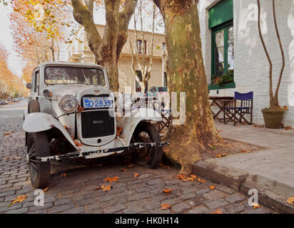 Vintage auto su una corsia di ciottoli del centro storico, la Colonia del Sacramento, Dipartimento di Colonia, Uruguay Sud America Foto Stock