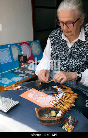 Old Lady merletti a mano utilizzando i perni e le rocche, Bruges, Fiandre Occidentali, Belgio Foto Stock