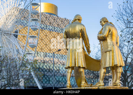 Boulton, Murdoch e Watt statua e Biblioteca Pubblica di Birmingham, West Midlands, England, Regno Unito Foto Stock