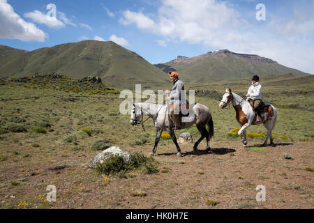 Gaucho guida turistica e a cavallo a Estancia Alta Vista, El Calafate, Parque Nacional Los Glaciares, Patagonia, Argentina Foto Stock