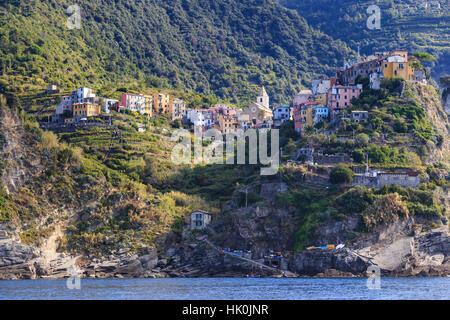 Case colorate e scogliere in cima al promontorio roccioso, Corniglia, le Cinque Terre e la Riviera Ligure, Liguria, Italia Foto Stock