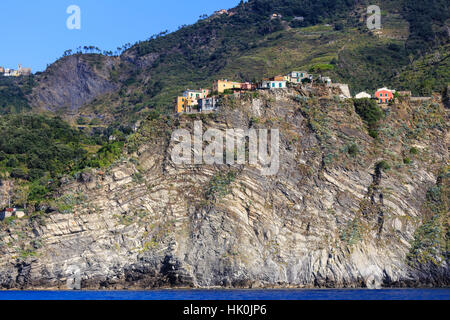 Case colorate e scogliere in cima al promontorio roccioso, Corniglia, le Cinque Terre e la Riviera Ligure, Liguria, Italia Foto Stock