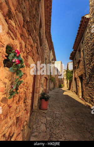 Splendido borgo medievale, strette in ciottoli di lane e fiori, Peratallada, Baix Empordà, Girona, Catalogna, Spagna Foto Stock