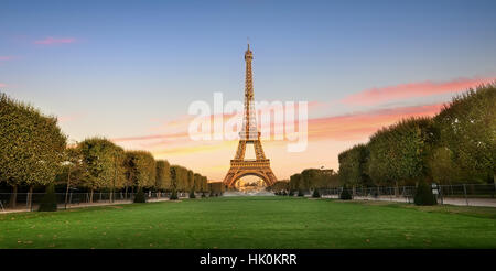 Torre Eiffel a Champs de Mars a Parigi, Francia Foto Stock