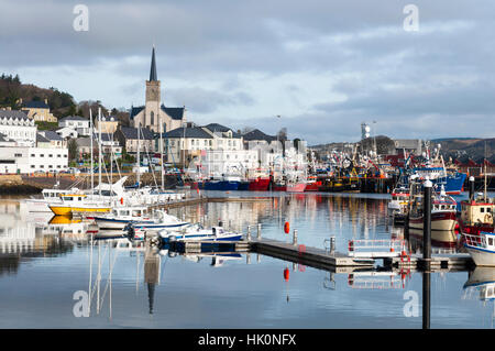 Yacht, barche a motore, le navi da pesca ormeggiate a Killybegs piccole imbarcazioni Harbour Marina, County Donegal, Irlanda Foto Stock