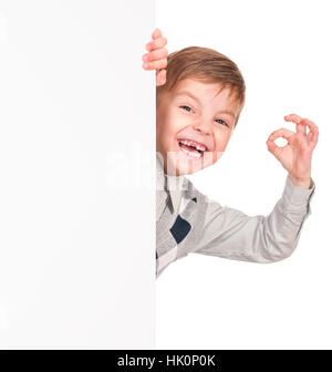 Little Boy spiata da blank board Foto Stock