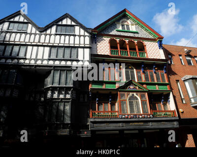 C17 casa di mercanti, 226 High Street, Exeter, Devon. In stile Tudor anteriore con un vecchio negozio di scolpito segni. Foto Stock