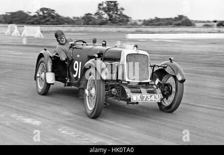 D.W.K. Kitchener nel 1928 Alvis fwd 12-75 a Silverstone 23/7/1960 Foto Stock