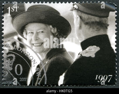Regno Unito - circa 2007: un usato francobollo DAL REGNO UNITO, raffigurante un ritratto di un sorridente Queen Elizabeth II nel 1997. Foto Stock