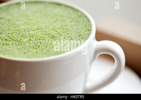 Close up della tazza di tè verde Matcha latte Foto Stock
