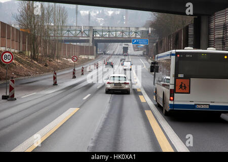 Vista attraverso il parabrezza in autostrada A46 vicino a Wuppertal Foto Stock