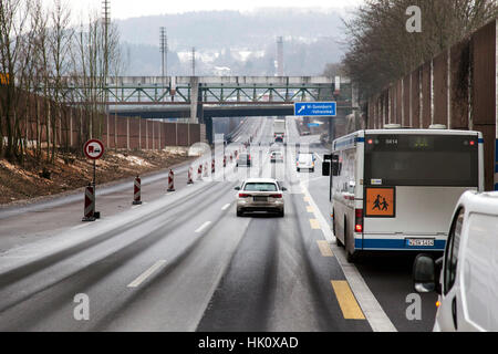 Vista attraverso il parabrezza in autostrada A46 vicino a Wuppertal Foto Stock