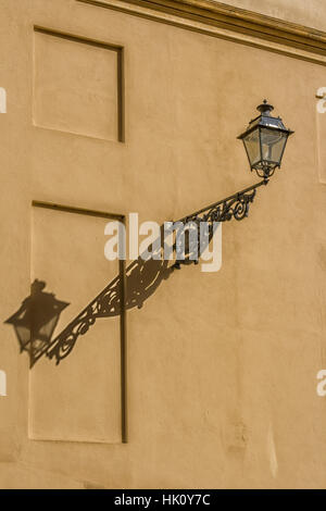 Lampada Vintage con ombra sul muro in Italia Foto Stock