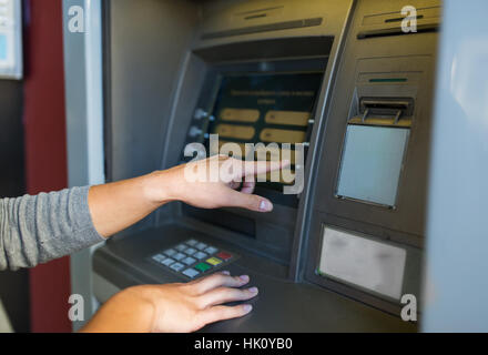 Stretta di mano e scegliendo l'opzione sulla macchina atm Foto Stock