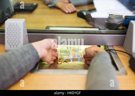 Mani che prendono il denaro in banca office Foto Stock