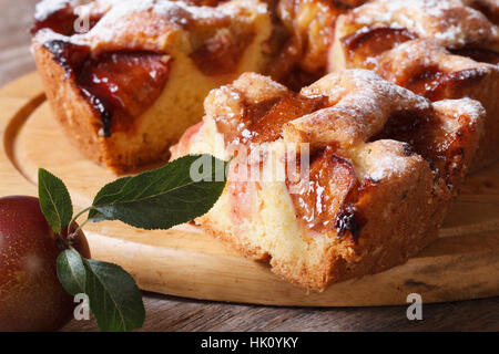 Deliziose fette di torta di prugne close-up sul tagliere in orizzontale Foto Stock