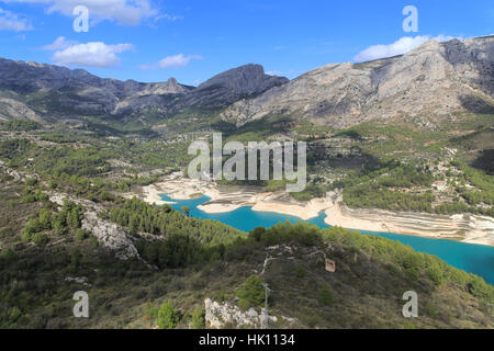 Il lago del serbatoio, Embassament de Guadalest, Valle di Gaudalest, provincia di Alicante, Spagna Foto Stock